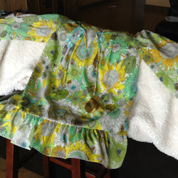 Beautiful floral 3/4 sleeve tunic. - Picture 2 of 2