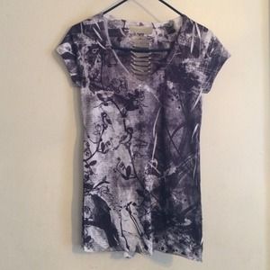 Black and white v-neck Tee