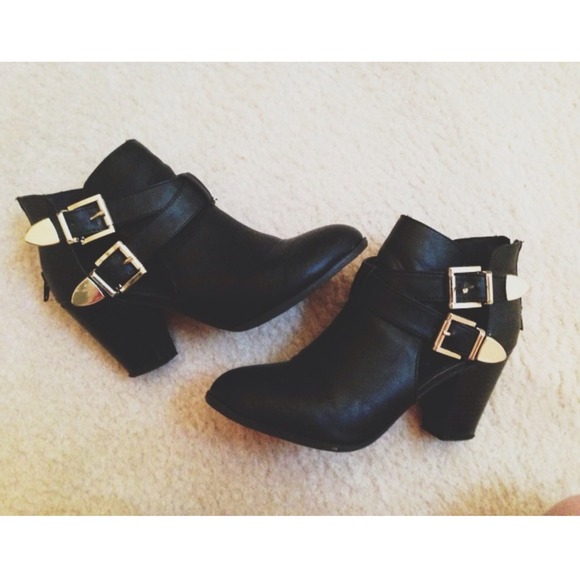 ❌ SOLD Cutout Booties