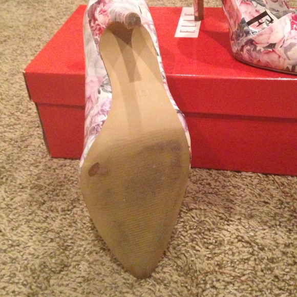 3x Host Pick--GORGEOUS Elle Jonie Print Heels - Picture 3 of 4