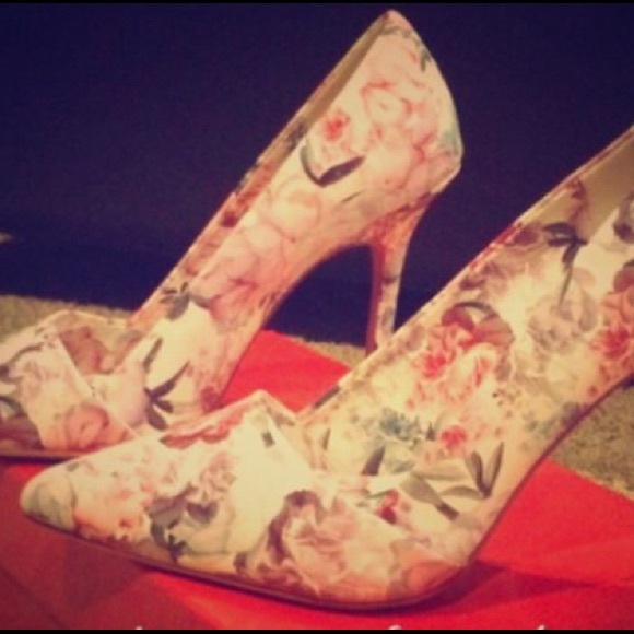 3x Host Pick--GORGEOUS Elle Jonie Print Heels - Picture 2 of 4