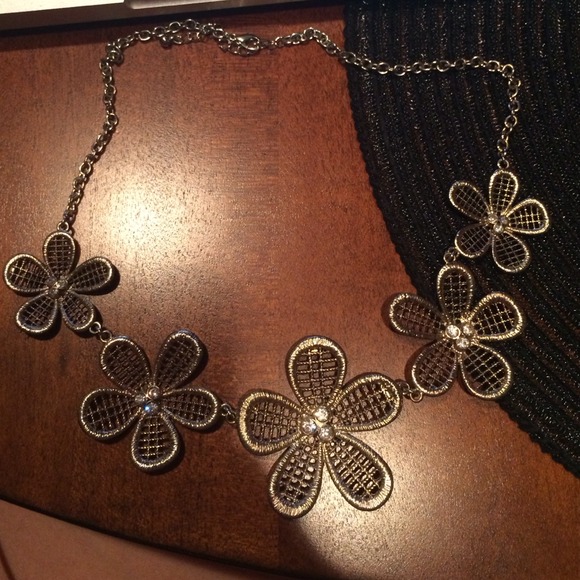 Flower power necklace