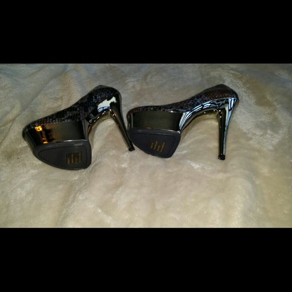 Heels - Picture 3 of 3