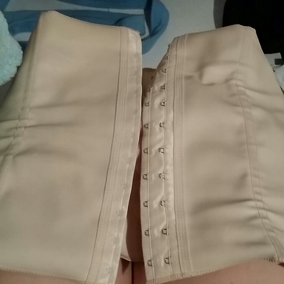 Waist trainer/girdle