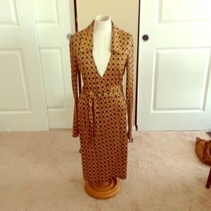 💲✂️ DVF Wrap Dress: gold/black. Very Studio 54!