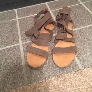Elastic gladiator sandals