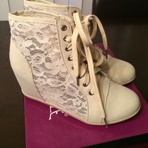 Brand new SZ 8.5 Lace Hidden Wedge Sneakers