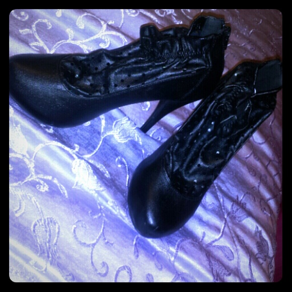 Black pumps. Size 7 & have a thick platform!