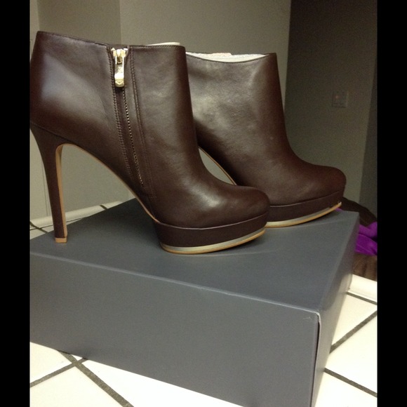 VINCE CAMUTO DIRA- DARK WOOD SHINY GOLD