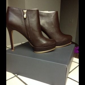 VINCE CAMUTO DIRA- DARK WOOD SHINY GOLD