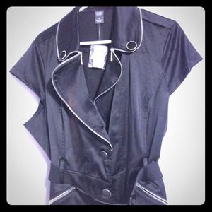 Black short sleeve blazer with zipper detailing