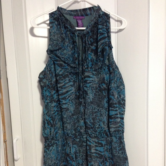Sleeveless peplum style shirt