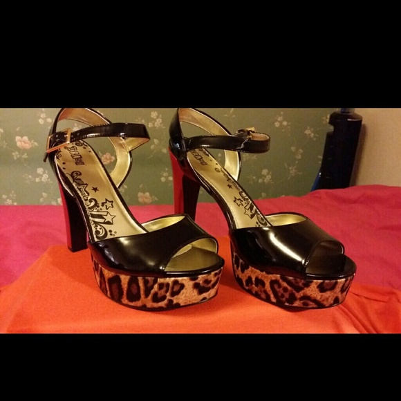 Size 13 Open - toed Red/Leopard Platform Shoe