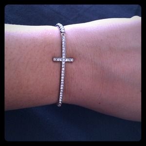Silver Cross Bracelet! NWOT.💎