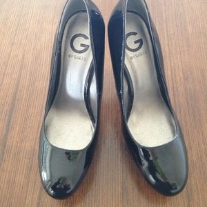 Black high heel shoes by Guess