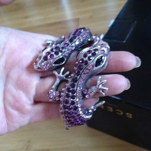 BEAUTIFUL PURPLE AN BLACK GECko BRACELET😊