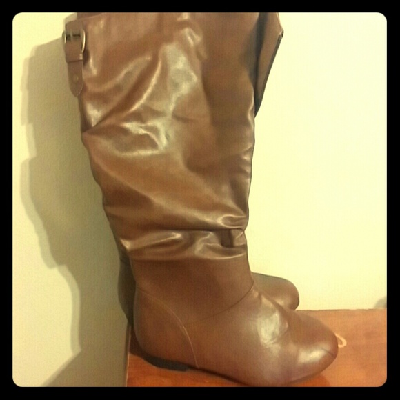 Im selling a pair of dark brown wide calf boot