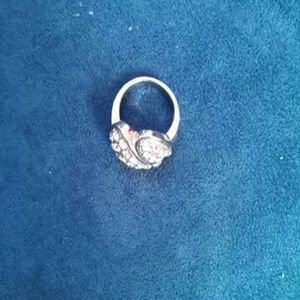 Fashion silver ring.