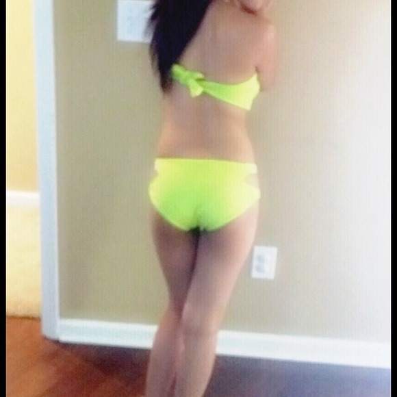 🔻SALE🔻👑HOST PICK!👑Cut out Bikini swimsuit set - Picture 2 of 4