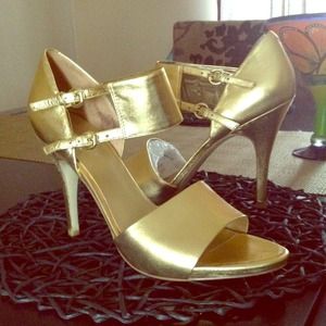 Never worn Nine West sandal in Gold