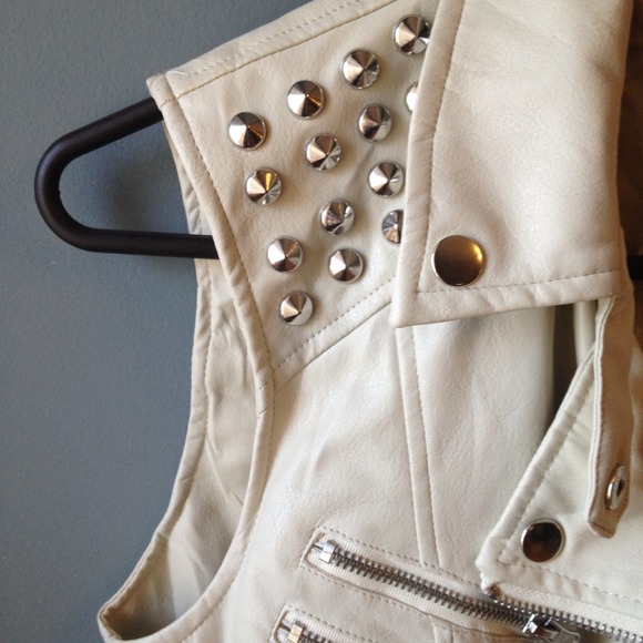 🔴SOLD🔴 Faux leather vest - Picture 2 of 4