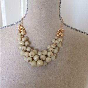 NWT Ivory statement necklace set