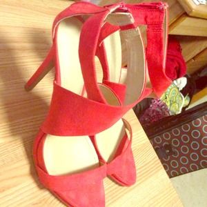 Peach colored heels selling because too big