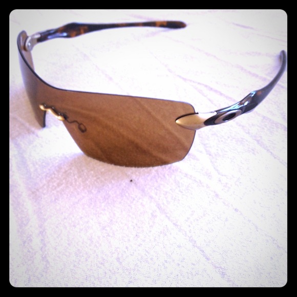 OAKLEY WOMENS SUNGLASSES