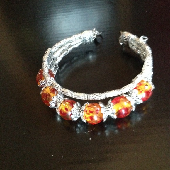 SIMPLE BEADED BANGLE BRACELET.