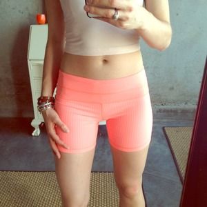 lululemon athletic Groove Shorts sz 6 (small)