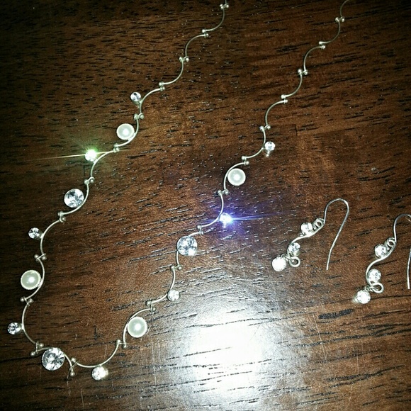 Elegant Necklace and matching Earrings - Picture 2 of 2