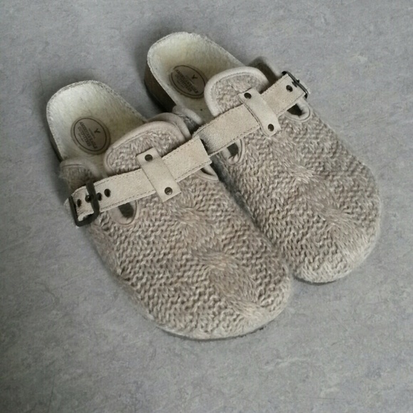 American Eagle slip ons