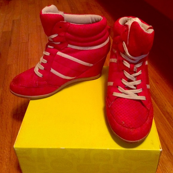 Red and tan sneaker wedges❤️