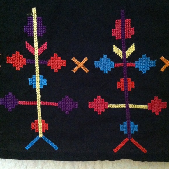 Black blouse with cross-stitch details - Picture 2 of 3