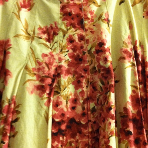 SOLD IN A BUNDLE. Ann Taylor Skirt - Picture 2 of 3