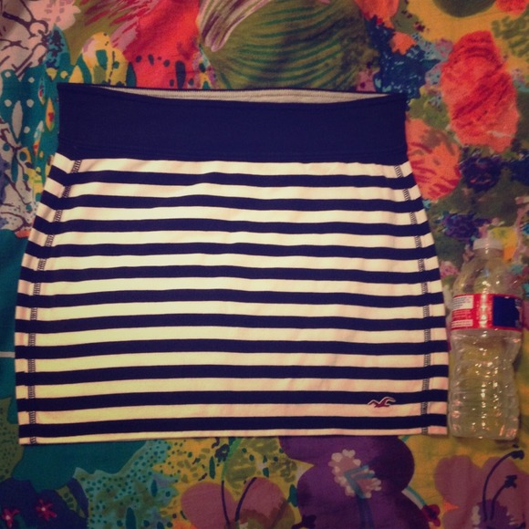 ON HOLD WITH BUNDLE Hollister navy and white skirt