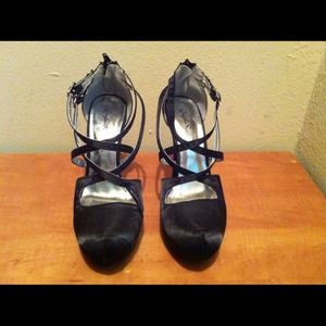 Sexy black heels by Qupid!