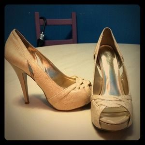 Charles David nude pump