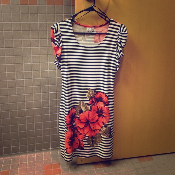 Dresses & Skirts - Stripe and floral printed dress ⭐️ bundle