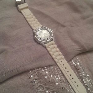 White watch w/rubber band