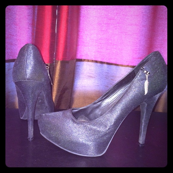 Carlos Santana black platform pump