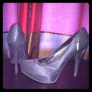 Carlos Santana black platform pump