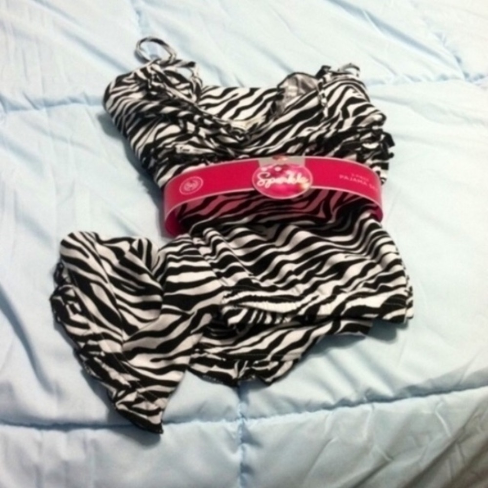 NWOT- Zebra jammies set !