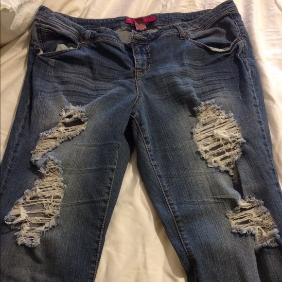 Cute distressed Jeans, short & stretchy!