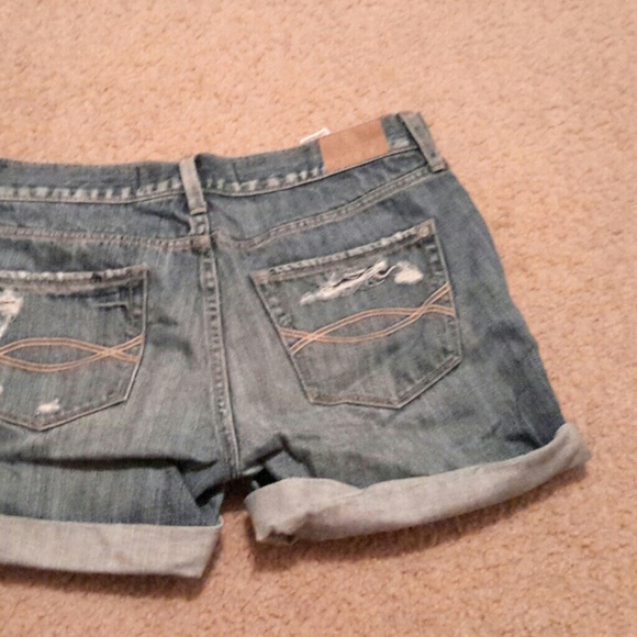 Abercrombie and Fitch distressed midi shorts - Picture 2 of 4
