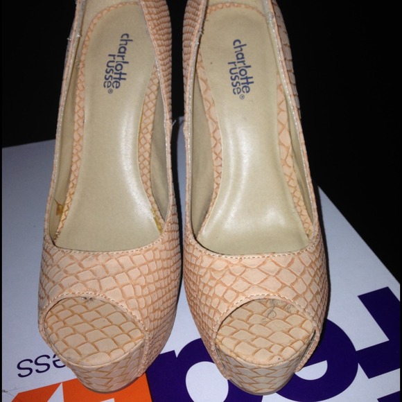 Charlotte Russe Patterned heels - Picture 3 of 3