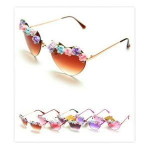 Heart shaped flower embellish sunglasses