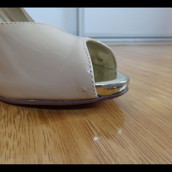 Gold and Cream Patent Guess Heels (Like New) - Picture 4 of 4