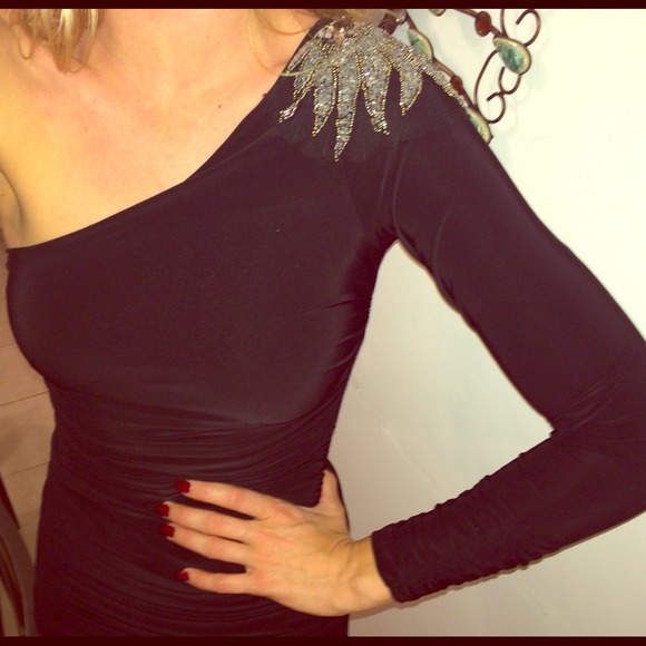 Little black dress/one shoulder dress
