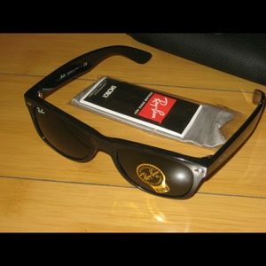 Ray-Ban Wayfarer Sunglasses in Black Frame/Green N